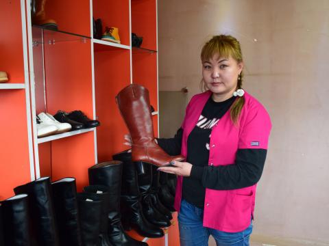 Young entrepreneur Erdenebayar, aged 31, manufactures boots with the support of her husband Batbaatar and her daughter Uchral in Zuunkharaa
